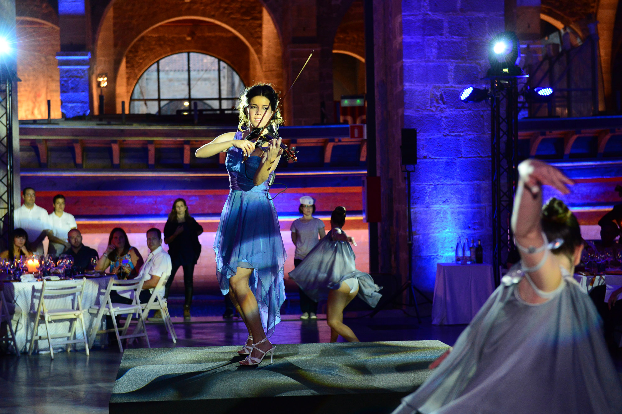 Mediterranean Extravaganza Espectáculo de violinista con bailarines para eventos